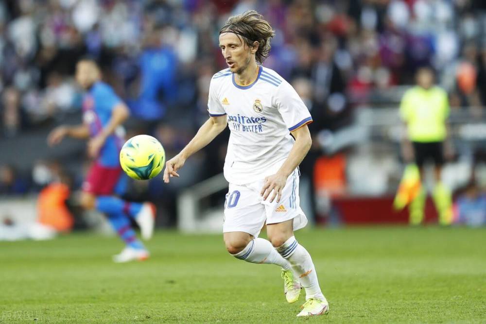 球星突破防线送出助攻