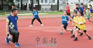 [天下足球]超级乌龙 竟为健在名宿默哀